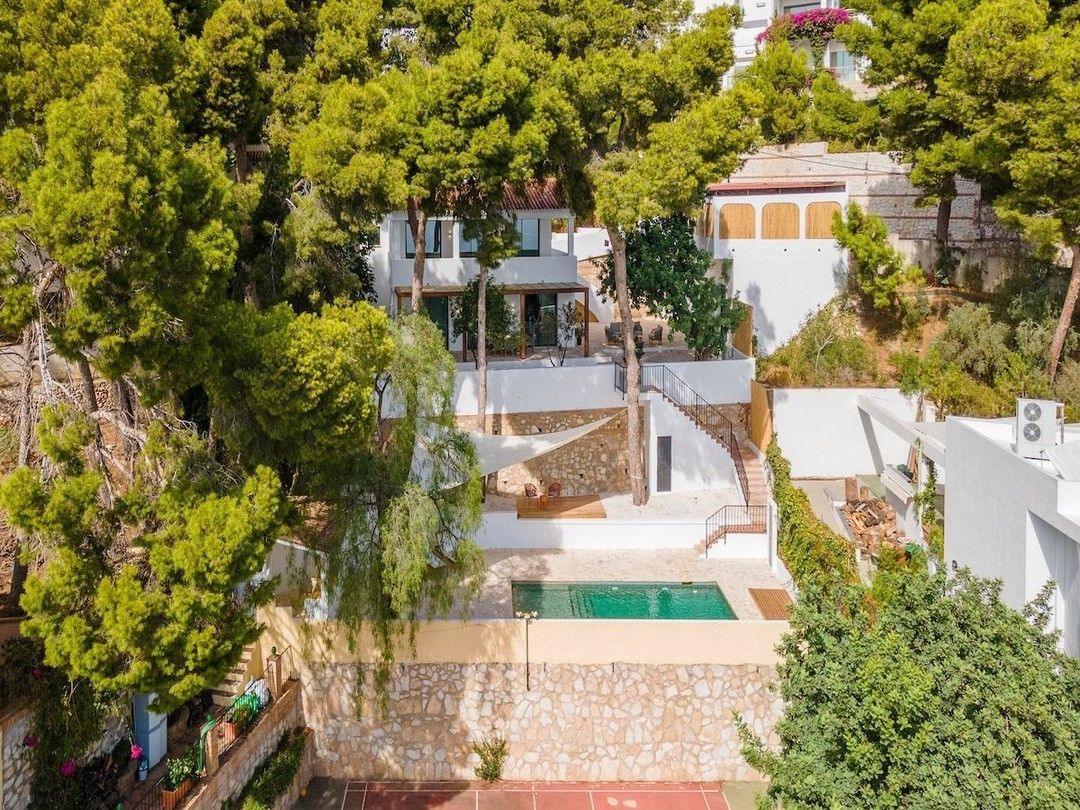 📣 New listing in Malaga 📣 

This beautiful, recently renovated villa, located in the exclusive Pinares de San Anton in Málaga, offers the ultimate combination of luxury, comfort and breathtaking views. With high-quality design and modern finishes, this property is a dream home for those who love style and sophistication. 

€ 1.995.000
389 m2 built
904 m2 plot
🛏️ 5 
🛁 5

Come and visit the property, the team of El Fike is waiting for you!

 
#malaga #elfike #elfikemalaga #villaforsalemalaga #makelaarmalaga #immomalaga #immomarbella #immomalaga #tweewoningspanje #costadelsol #woningtekoopmalaga #tekoopmalaga #realestatemalaga #realestatemarbella #inmobiliariamalaga #elfikeinmobiliaria